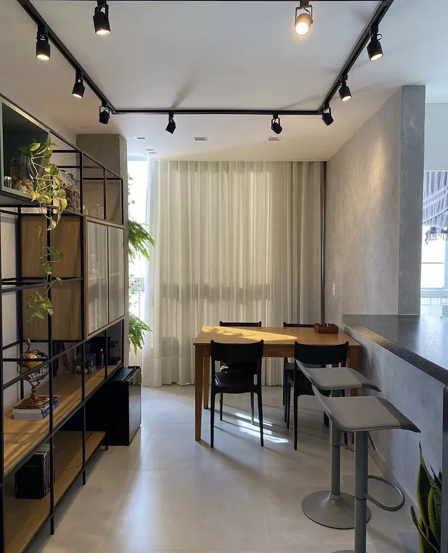 Apartamento reformado pela Si.Go no Lago Sul com sala integrada e iluminação planejada